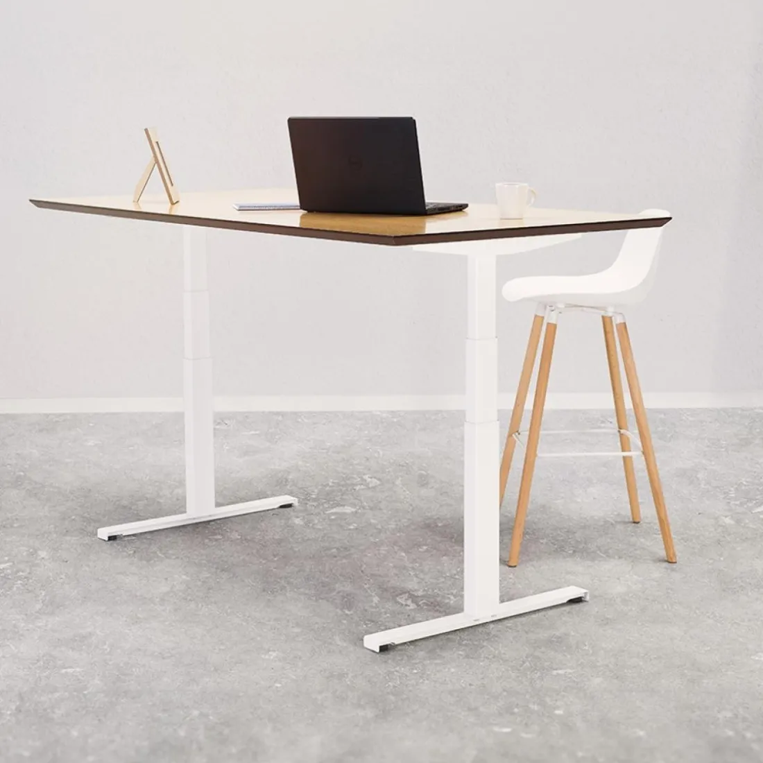 Bureau assis-debout électrique 'BIONIK'avec plateau en bois finition naturelle et pied en métal blanc