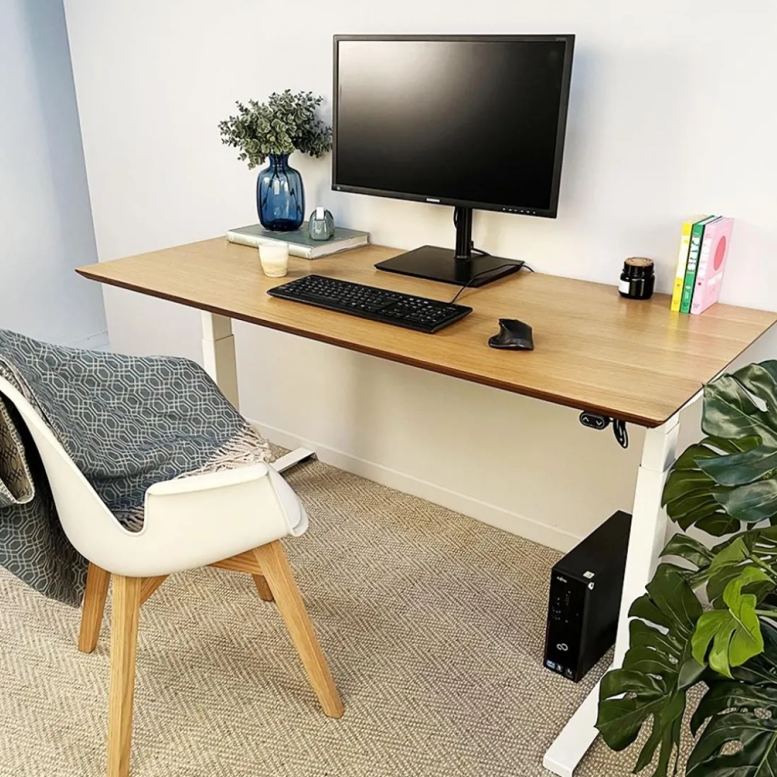 Bureau assis-debout électrique 'BIONIK'avec plateau en bois et métal noir