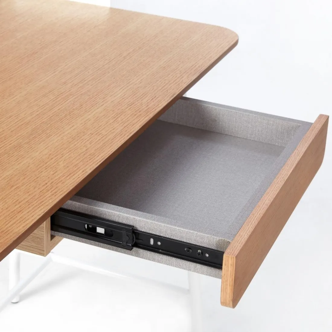 Bureau en bois blanc