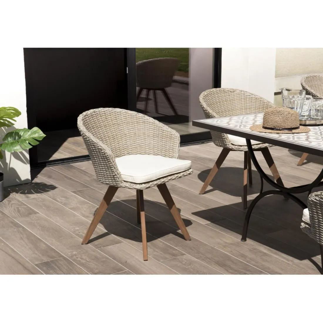 Chaise de jardin en rotin synthétique couleur naturelle avec coussin écru pieds en bois Acacia