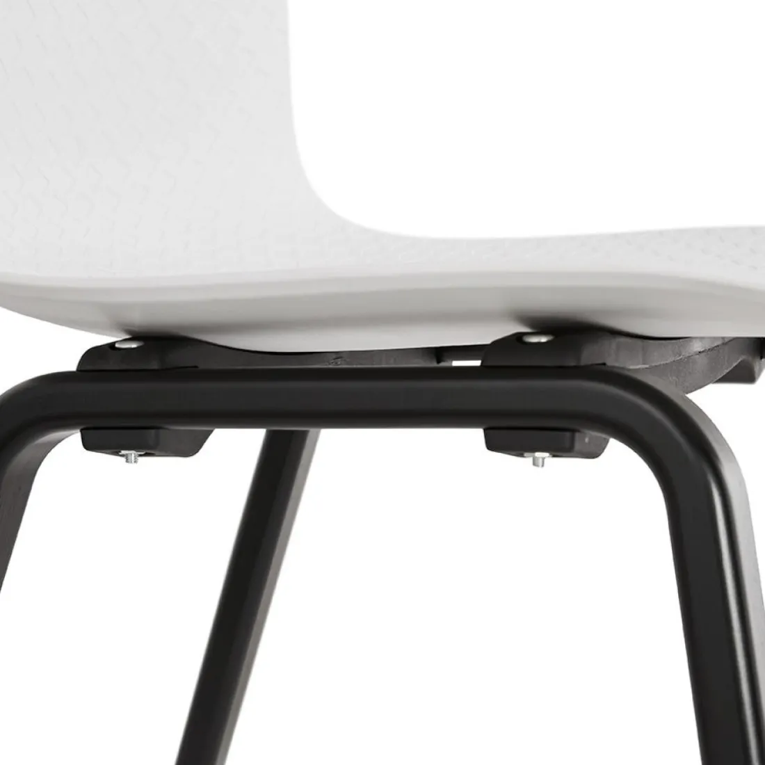 Chaise design 'PACIFIK' blanche avec pieds en bois noir