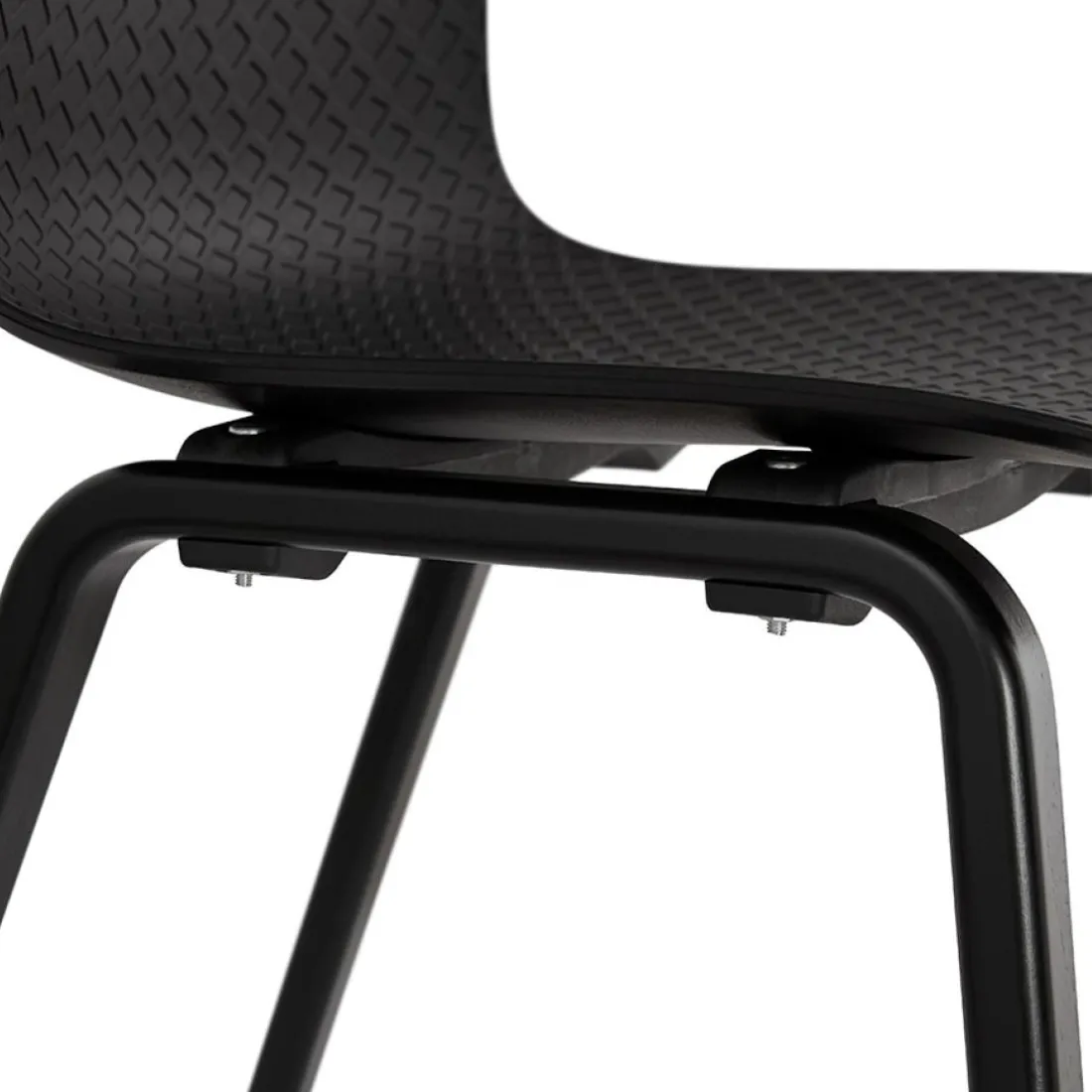 Chaise design 'PACIFIK' noire avec pieds en bois noir