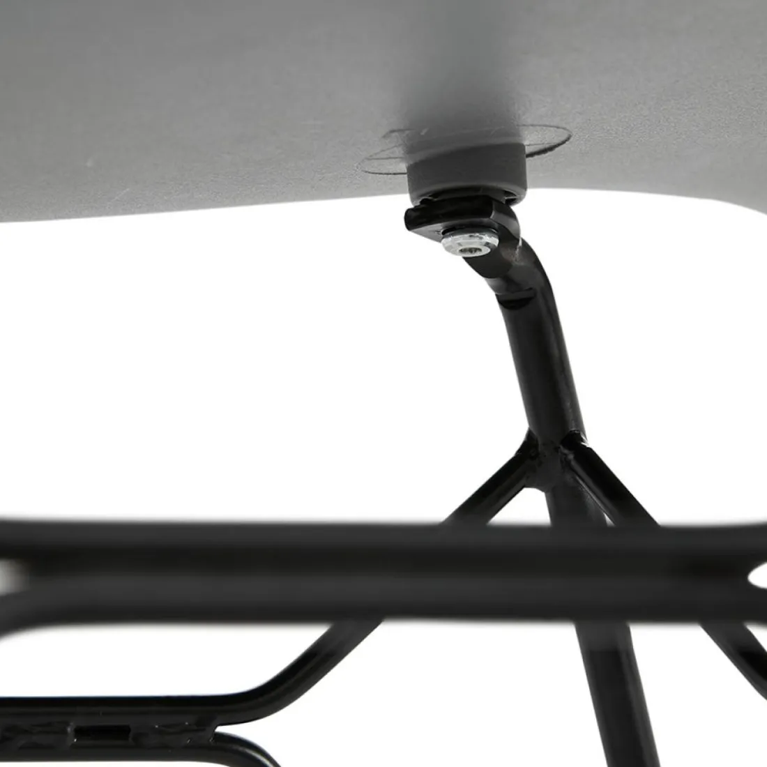Chaise design 'SATELIT' grise style industriel avec pieds en métal noir