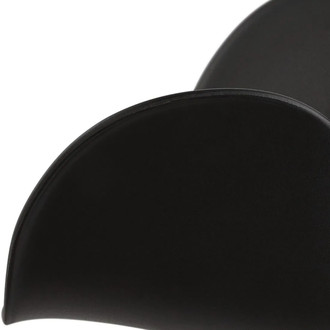 Chaise design scandinave 'PICATA' noire avec pieds en bois
