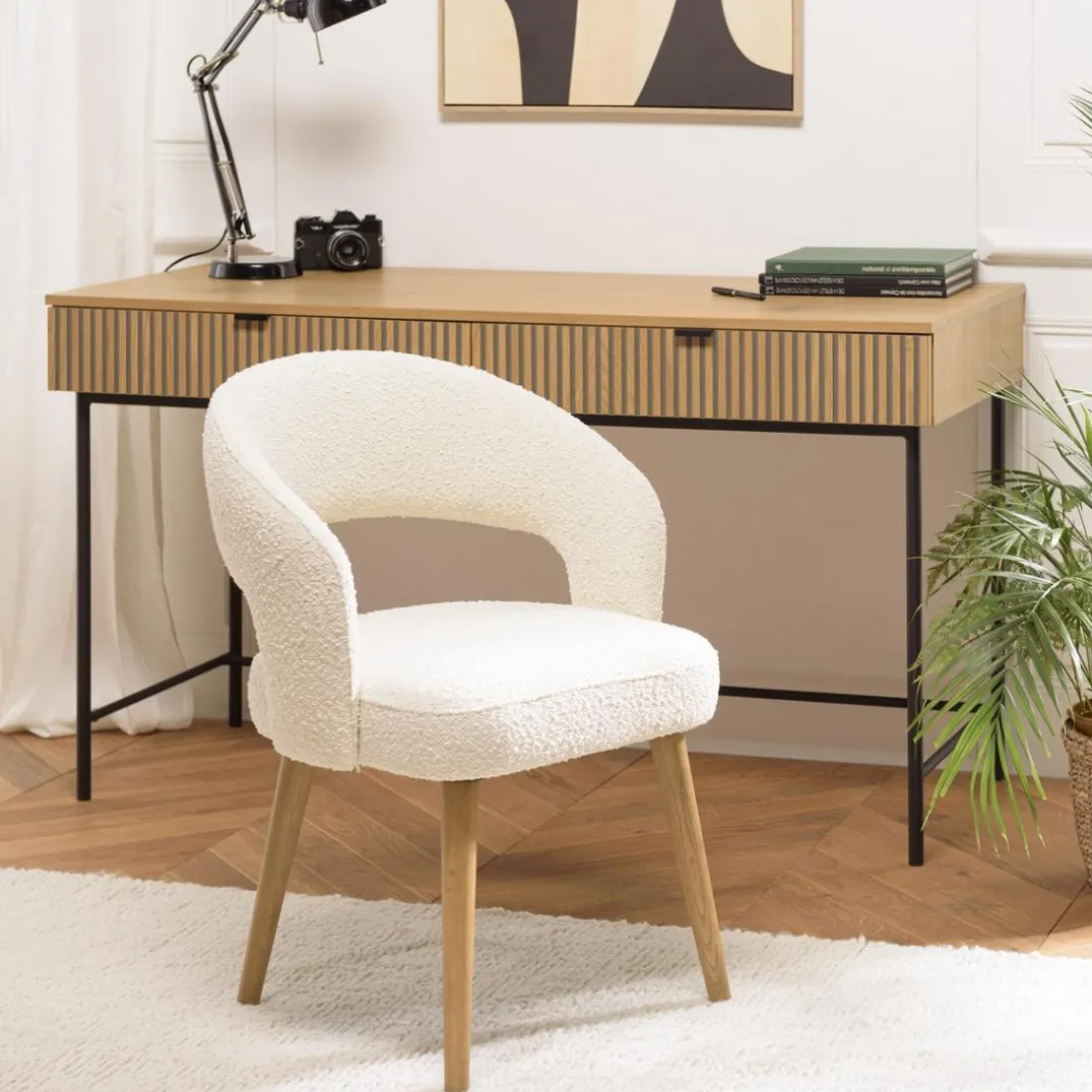 Chaise en tissu bouclette écru, dossier ouvert, pieds en bois PIERRE