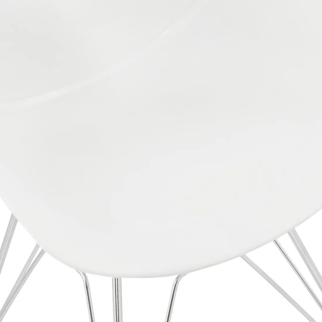 Chaise moderne 'UNAMI' blanche en matière plastique avec pieds en métal chromé