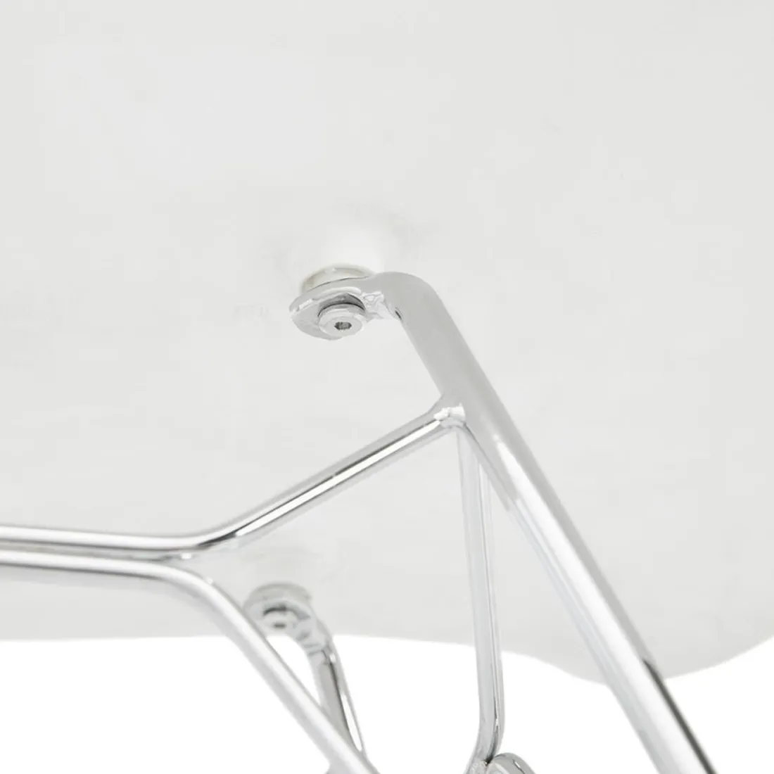 Chaise moderne 'UNAMI' blanche en matière plastique avec pieds en métal chromé