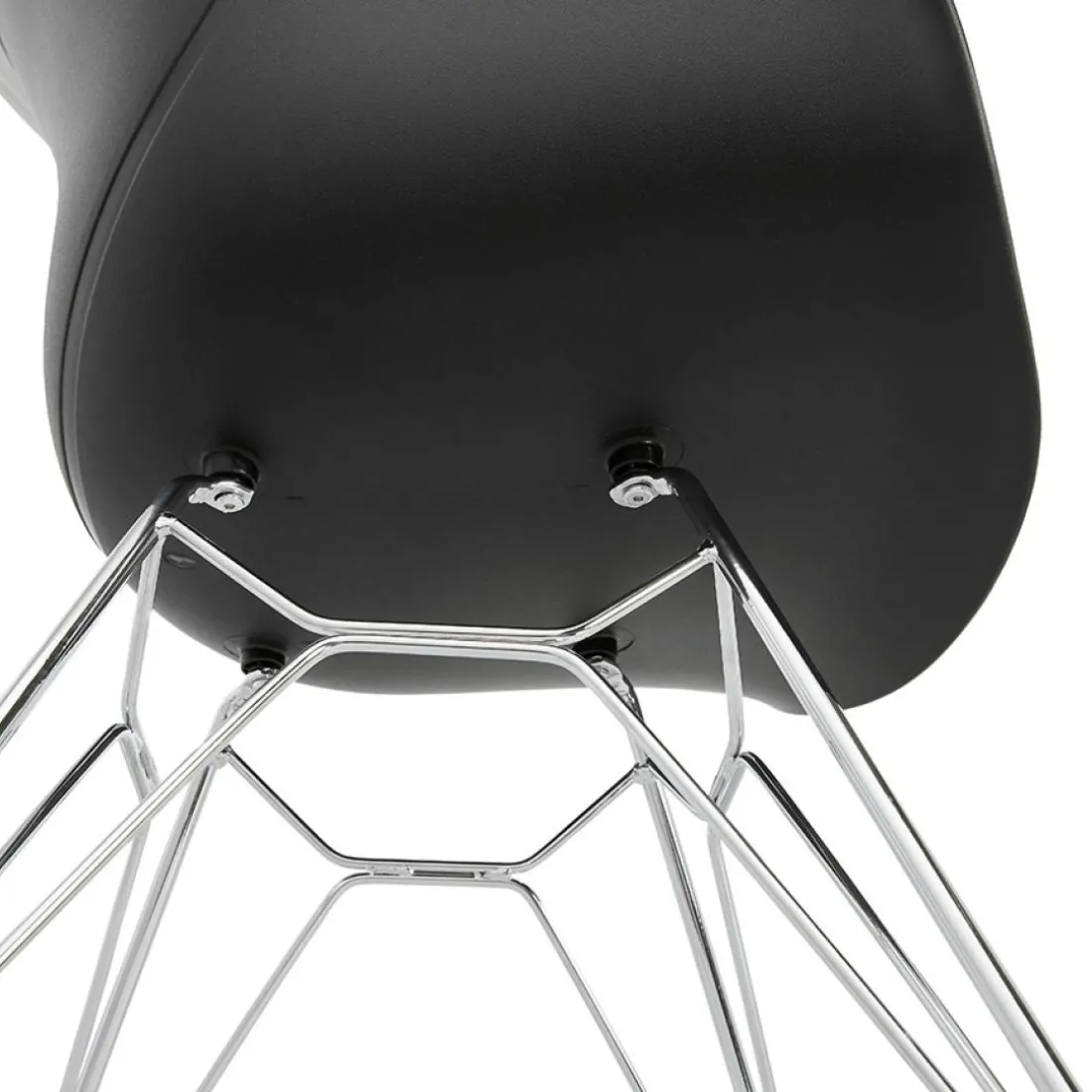 Chaise moderne 'UNAMI' noire en matière plastique avec pieds en métal chromé