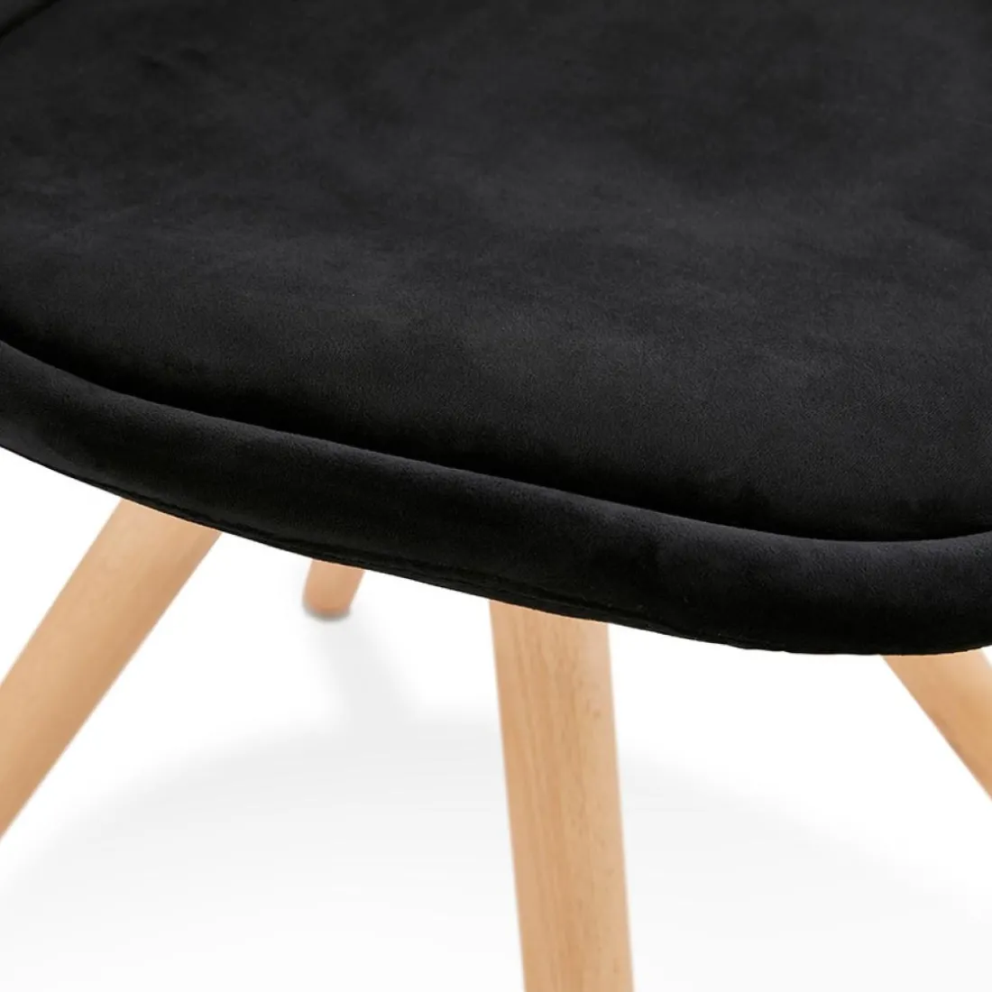 Chaise vintage 'RICKY' en velours noir et pieds en bois naturel