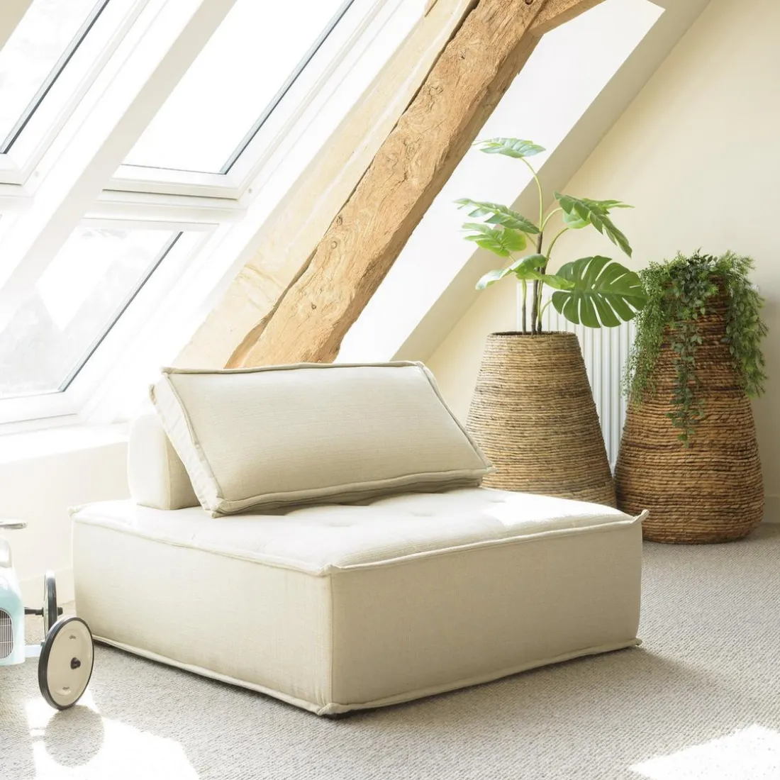 Chauffeuse capitonnée beige avec dossier et coussin