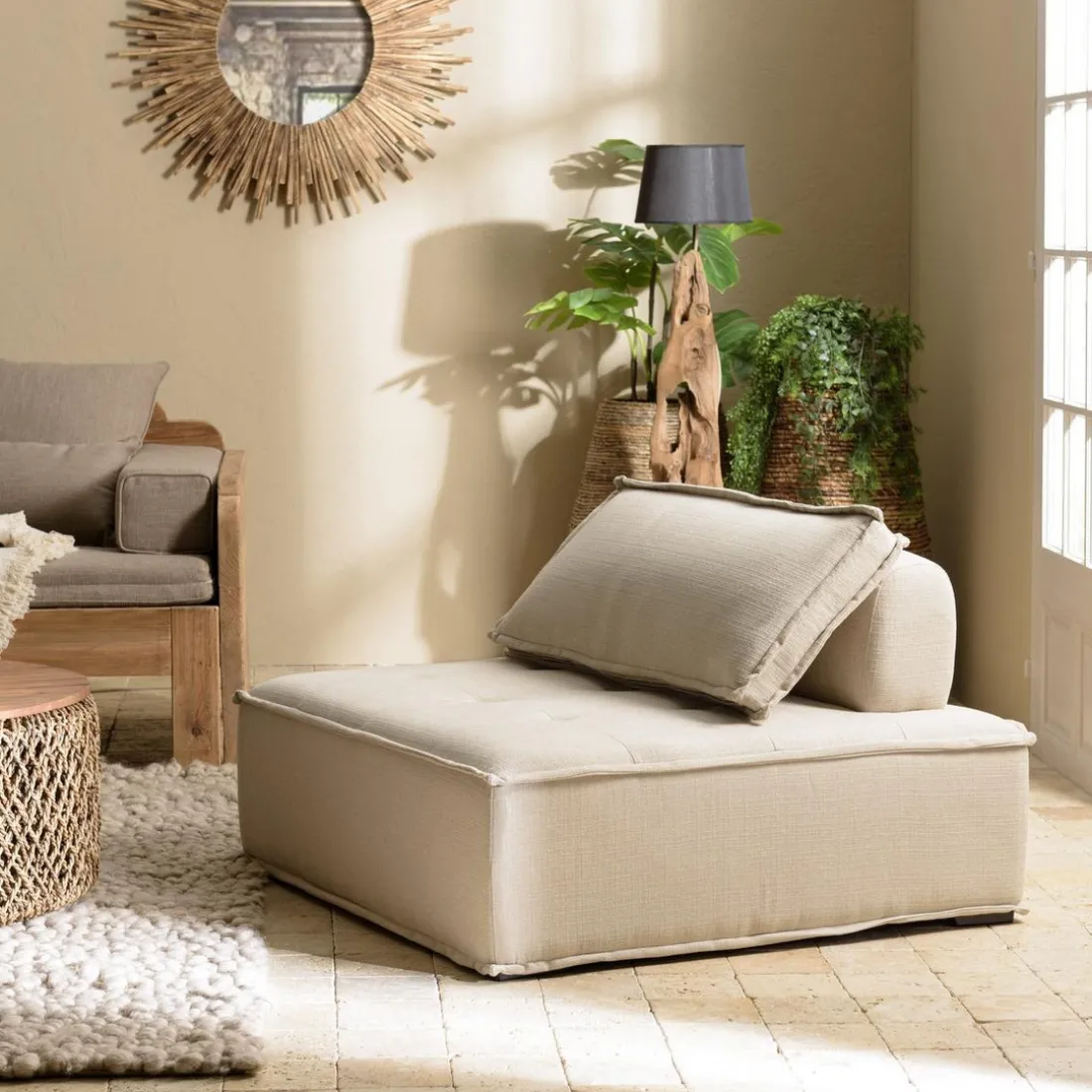 Chauffeuse capitonnée beige avec dossier et coussin