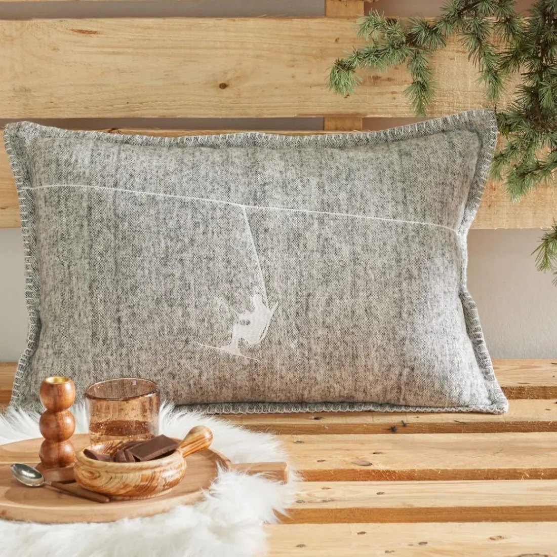 Coussin en coton 275g/m² HORS PISTE 40 x 60 gris clair Skieur
