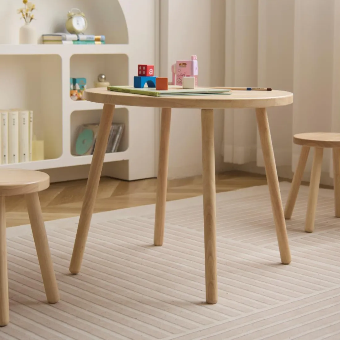 Ensemble conçu pour les enfants confortable et sécurisé fabriqué avec des matériaux robustes