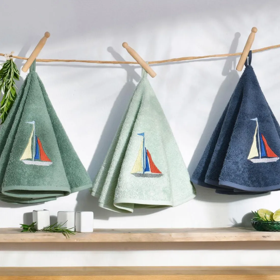 Essuie-mains rond brodé bateau SAILOR bleu marine
