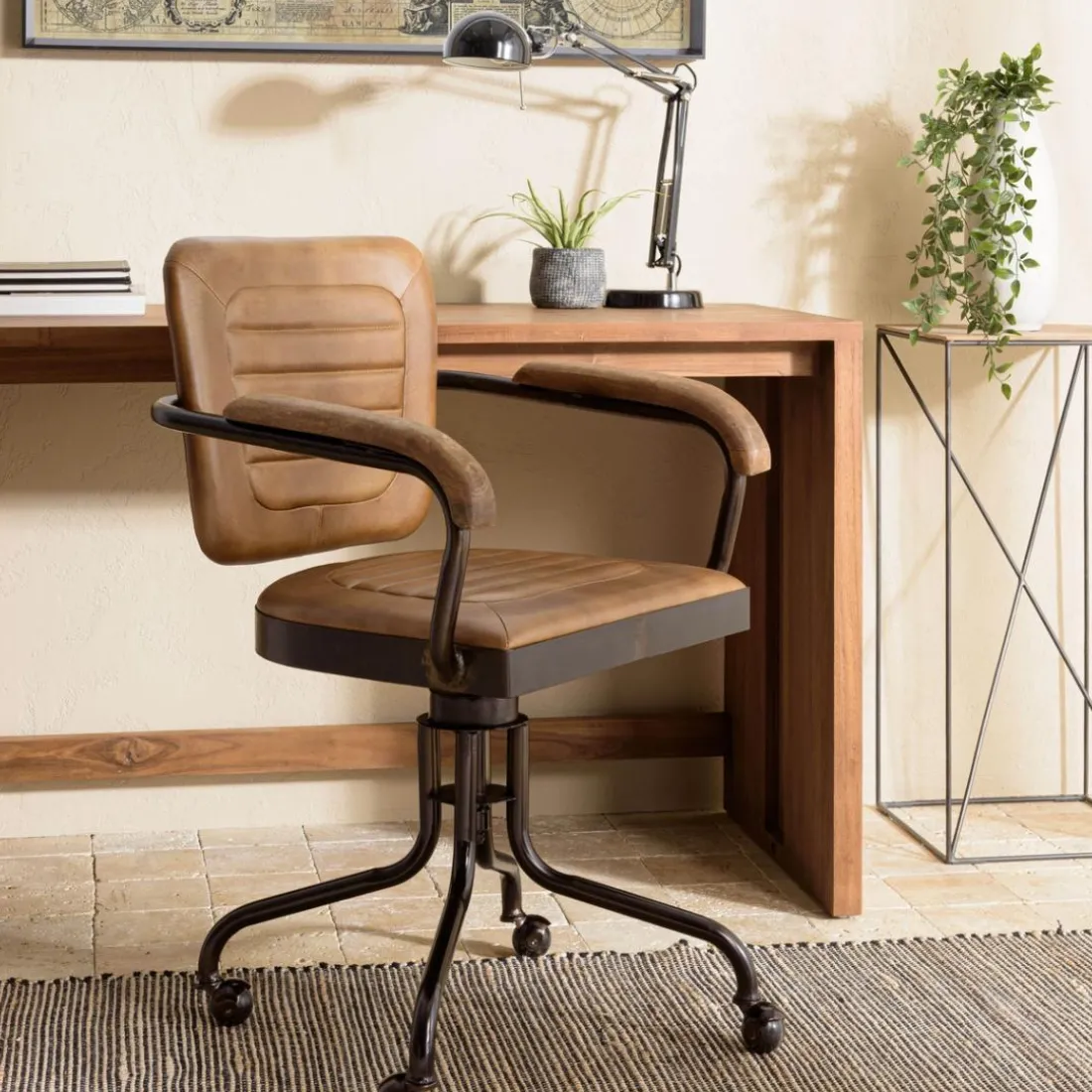 Fauteuil à roulettes assise et accoudoirs matelassée en cuir et en bois de manguier MARCEL Marron