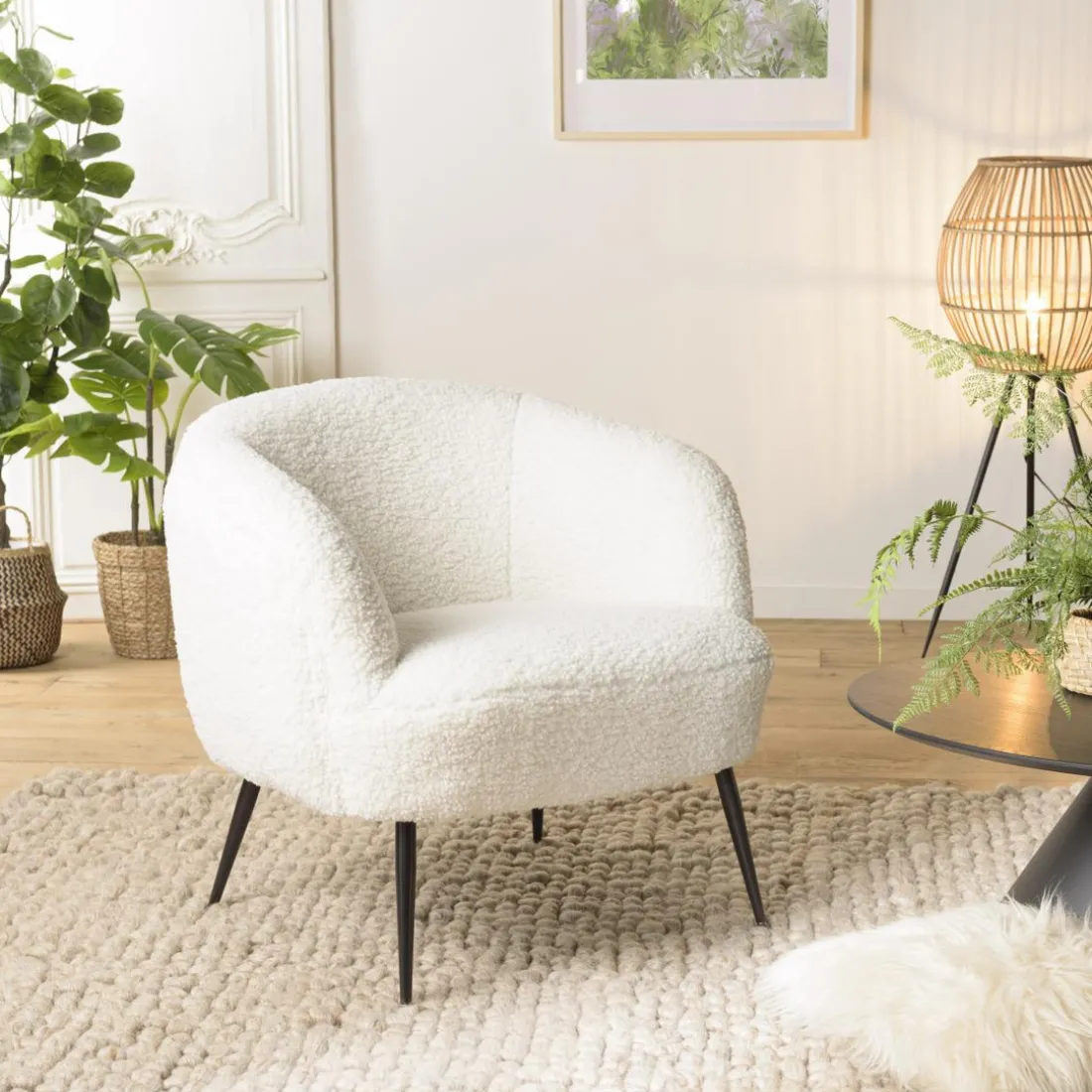 Fauteuil cosy tissu bouclette blanc pieds métal noir