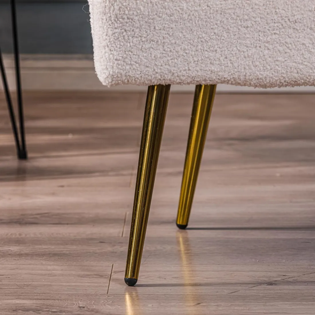 Fauteuil de salon design en tissu blanc