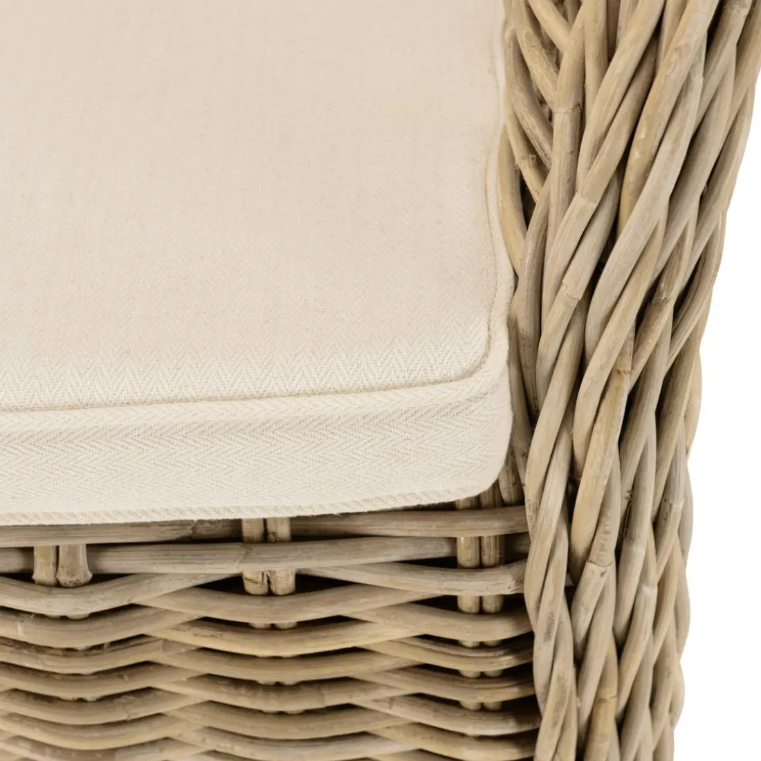 Fauteuil en kubu avec coussin d'assise blanc KALLY