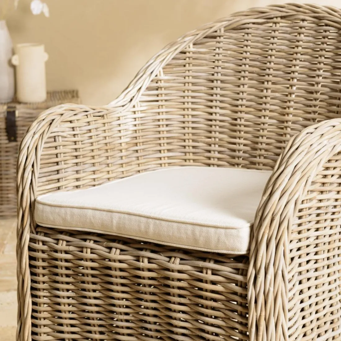 Fauteuil en kubu avec coussin d'assise blanc KALLY