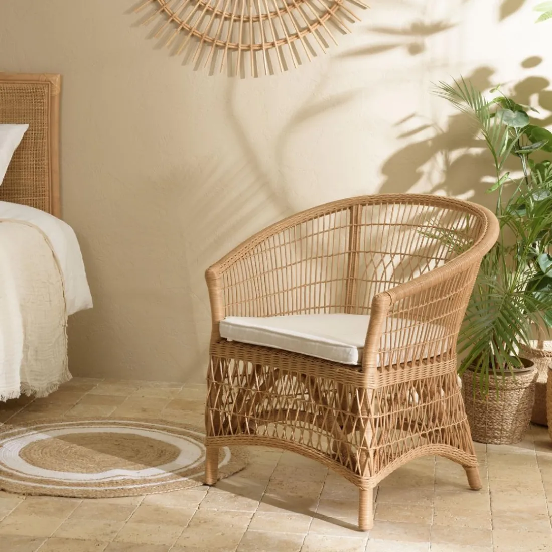 Fauteuil en rotin naturel avec coussin d'assise blanc KALLY