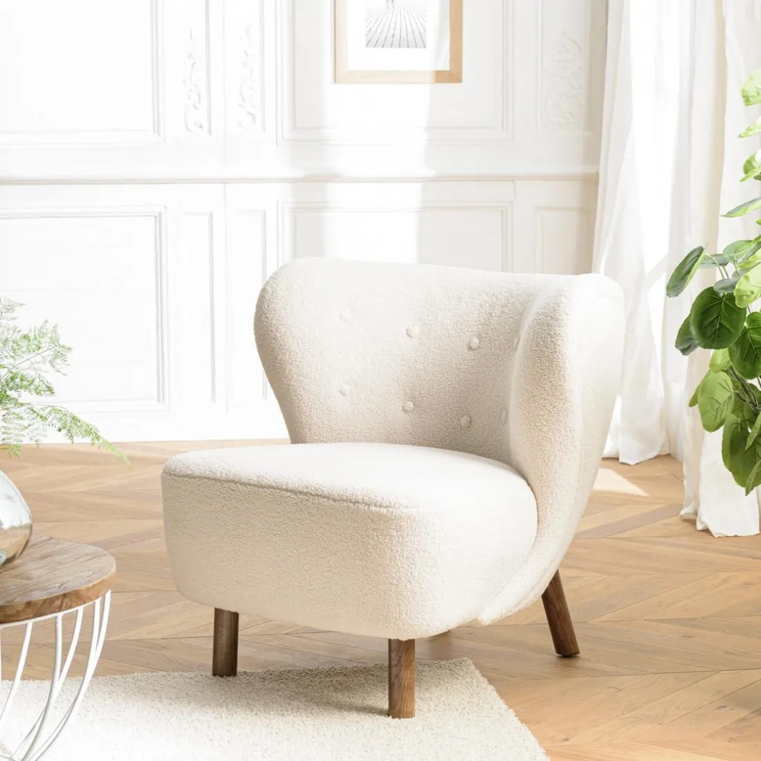 Fauteuil en tissu bouclette écru, dossier capitonné arrondi GASTON