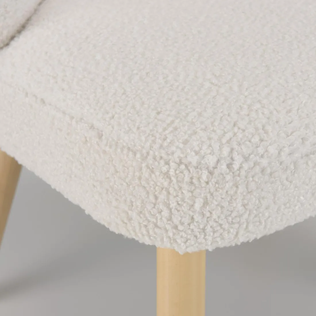 Fauteuil en tissu bouclette blanc pieds en bois