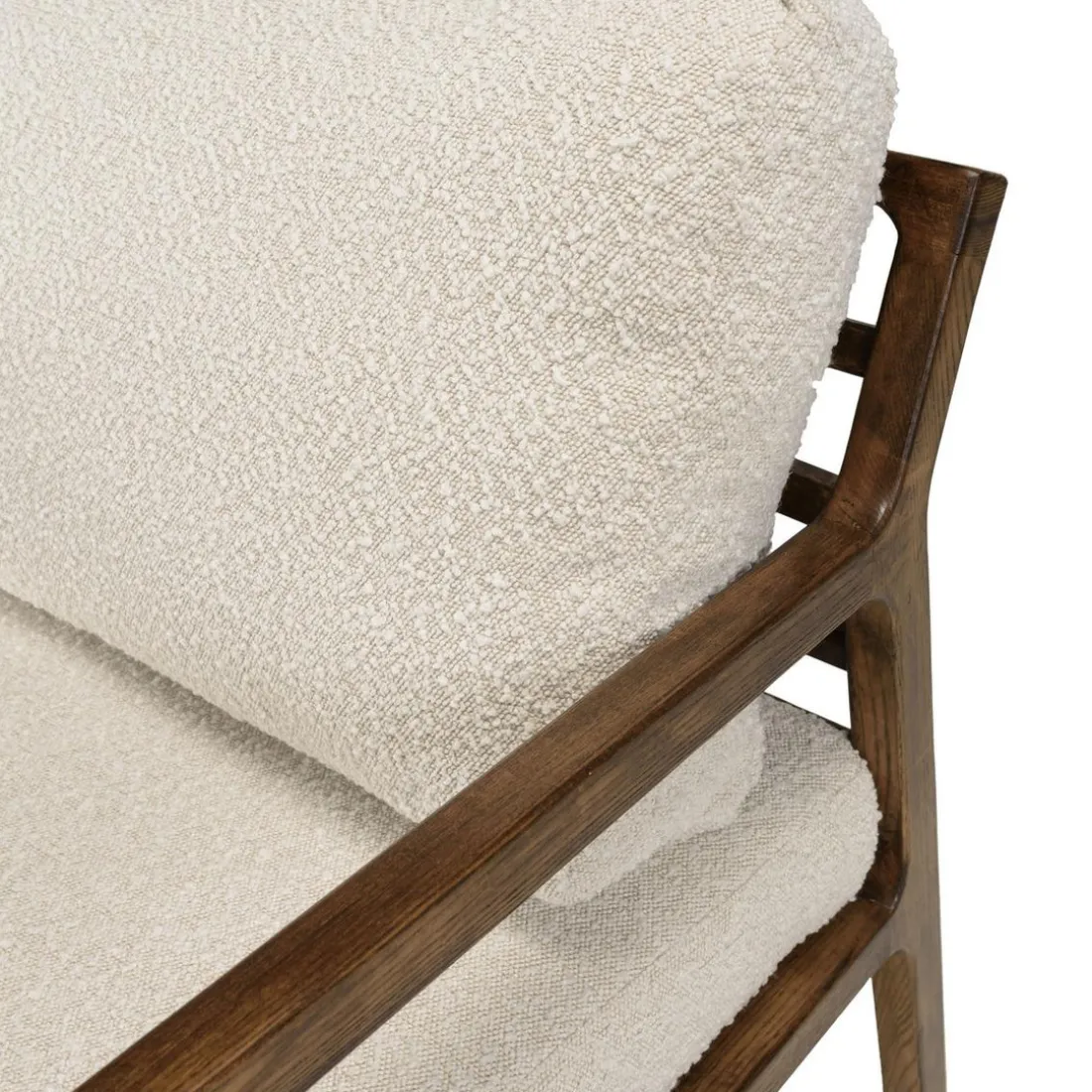 Fauteuil en tissu écru, structure et accoudoirs en bois GASTON
