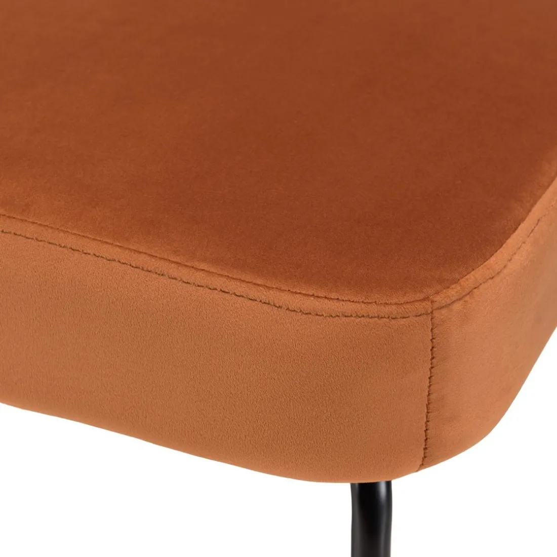 Fauteuil métal noir assise velours orange ambré dossier rotin