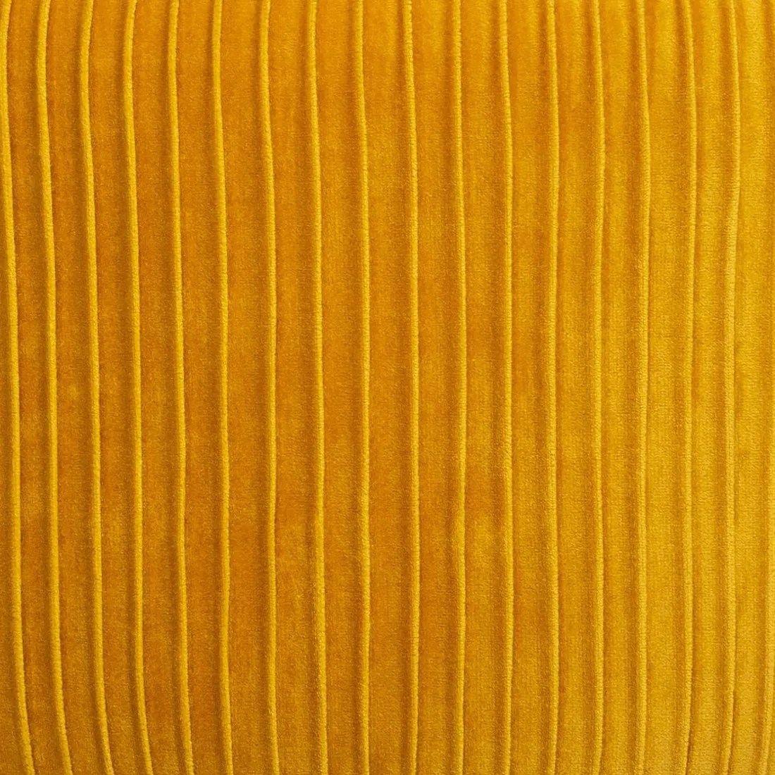 Fauteuil “Solaro” en velours ocre