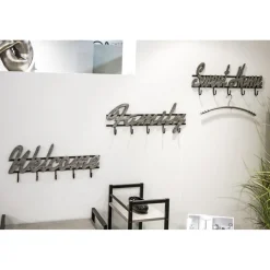 Garderobe murale 5 crochets motifs écriture en bois laqué gris et cadre en métal noir