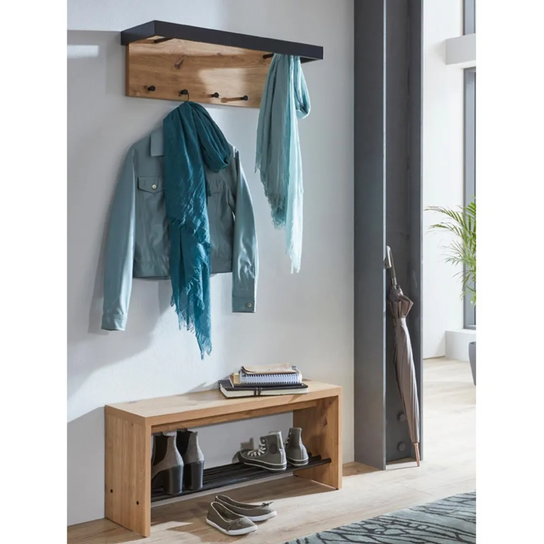 Garderobe murale avec Tringles et 5 crochets en MDF décor mélamine chêne et en Métal laqué noir Brillant