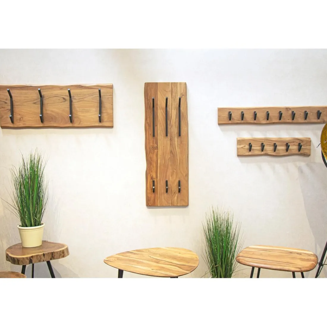 Garderobe murale en bois et 4 crochets en métal noir