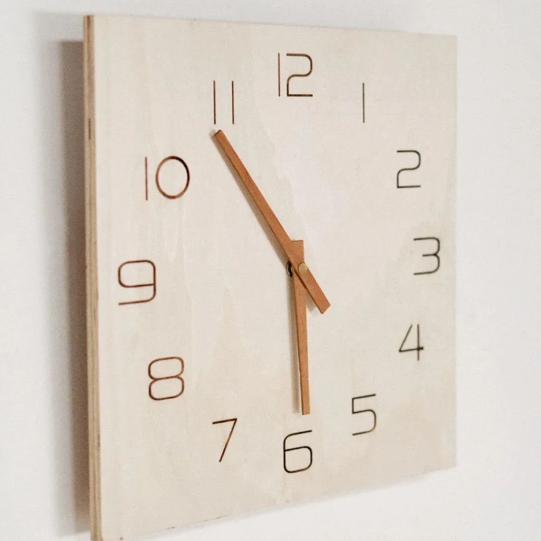 Horloge contreplaquée carrée - Simplicity
