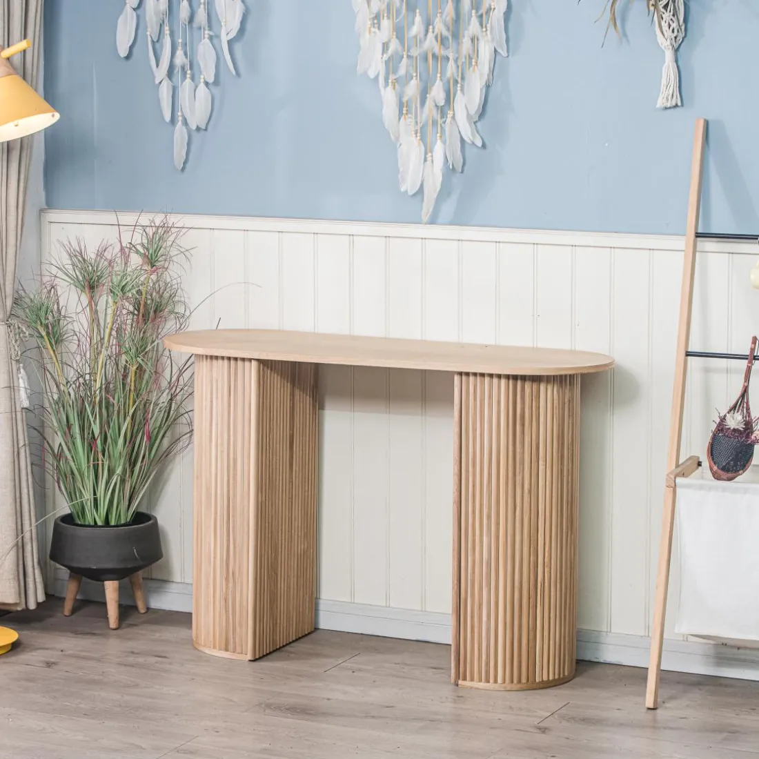 La console PIREUS son design scandinave et sa structure en bois massif