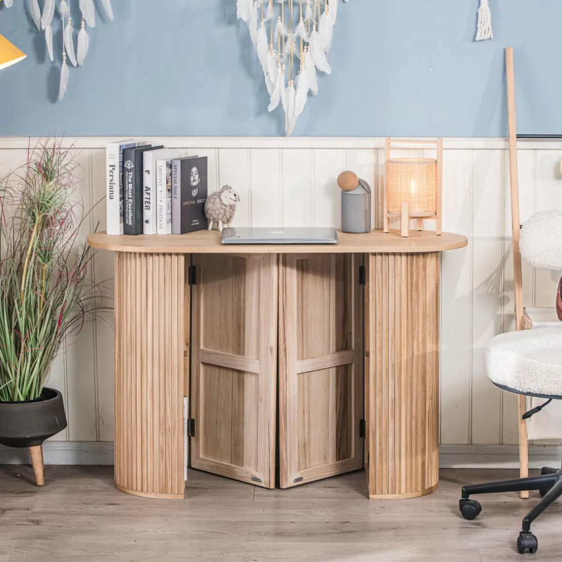 La console PIREUS son design scandinave et sa structure en bois massif