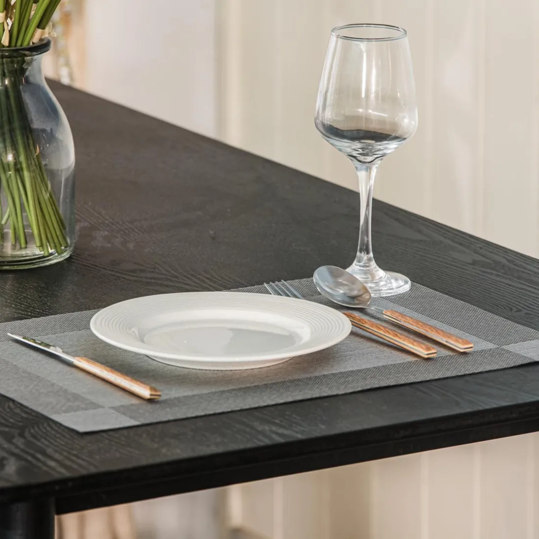 La table à manger BONIFACIO design rustique et épuré Facile à monter 4 personnes