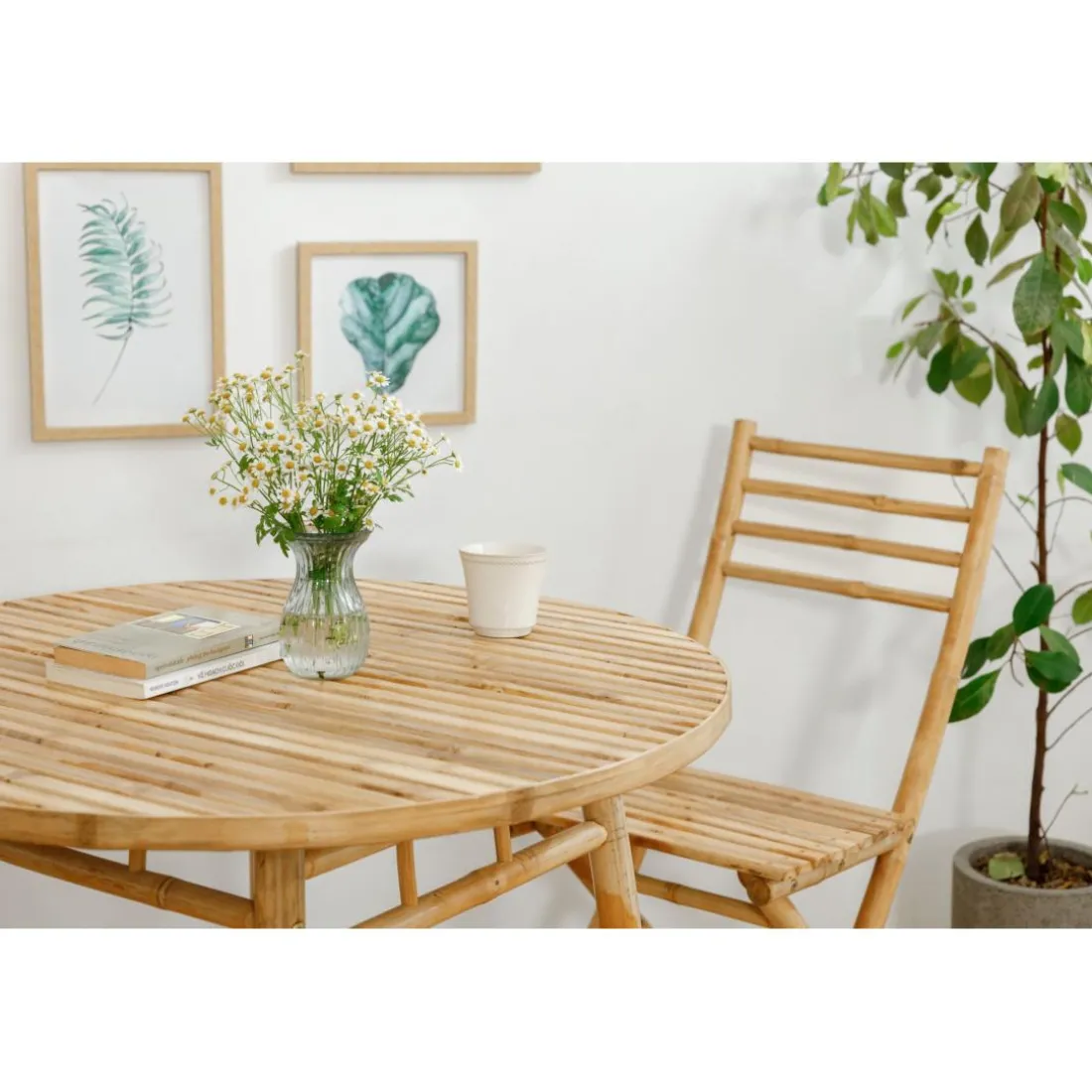 La table à manger IPOH avec son design rustique et épuré facile à monter pour 4 personnes