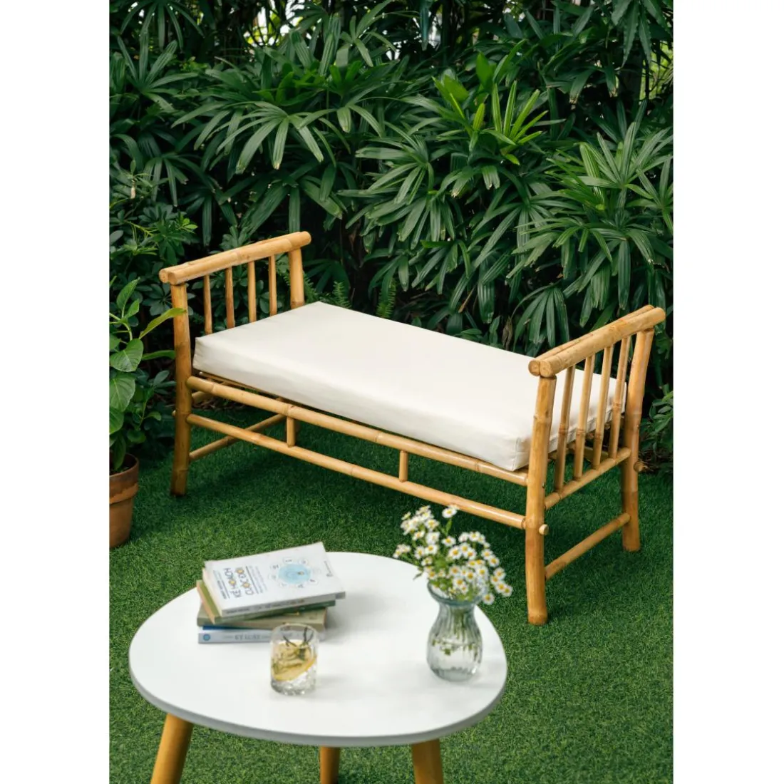 Le banc DILI avec son design scandinave en bois massif et tissu etanche