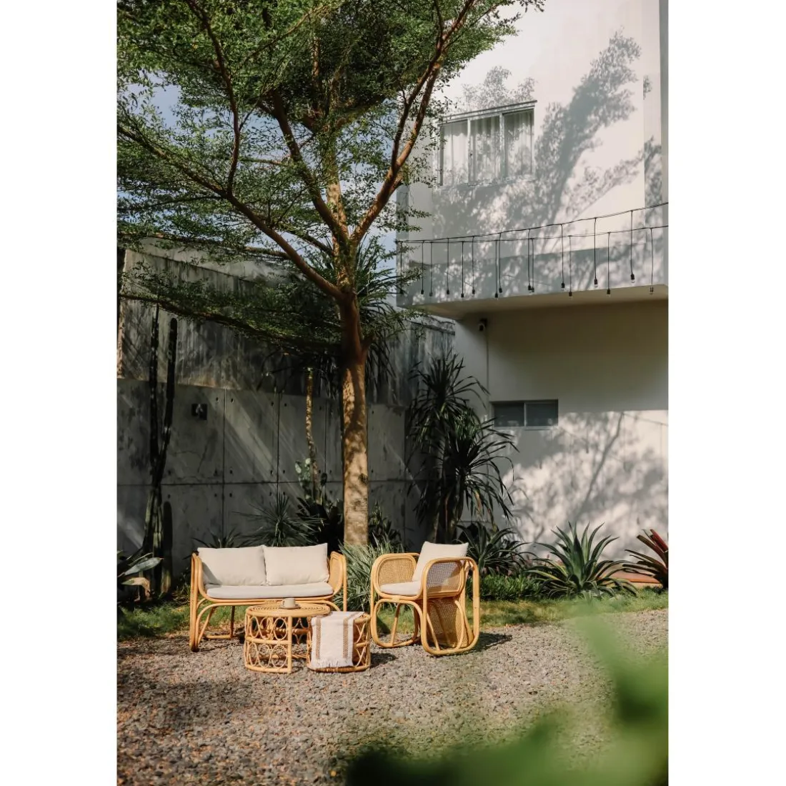 Le Canapé MOROTAI design scandinave épuré assise en rotin naturel et tissu etanche