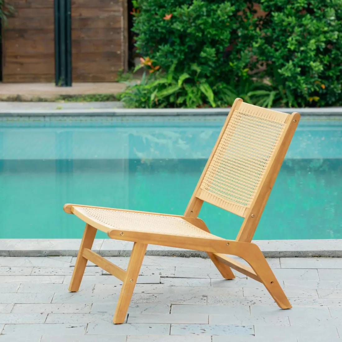 Le fauteuil intérieur extérieur en acacia massif AGUILARES style scandinave marron