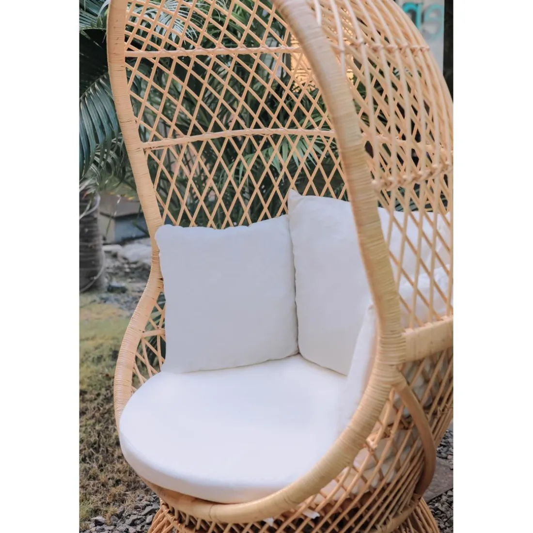 Le Fauteuil MANADO design scandinave épuré assise en rotin naturel et tissu etanche