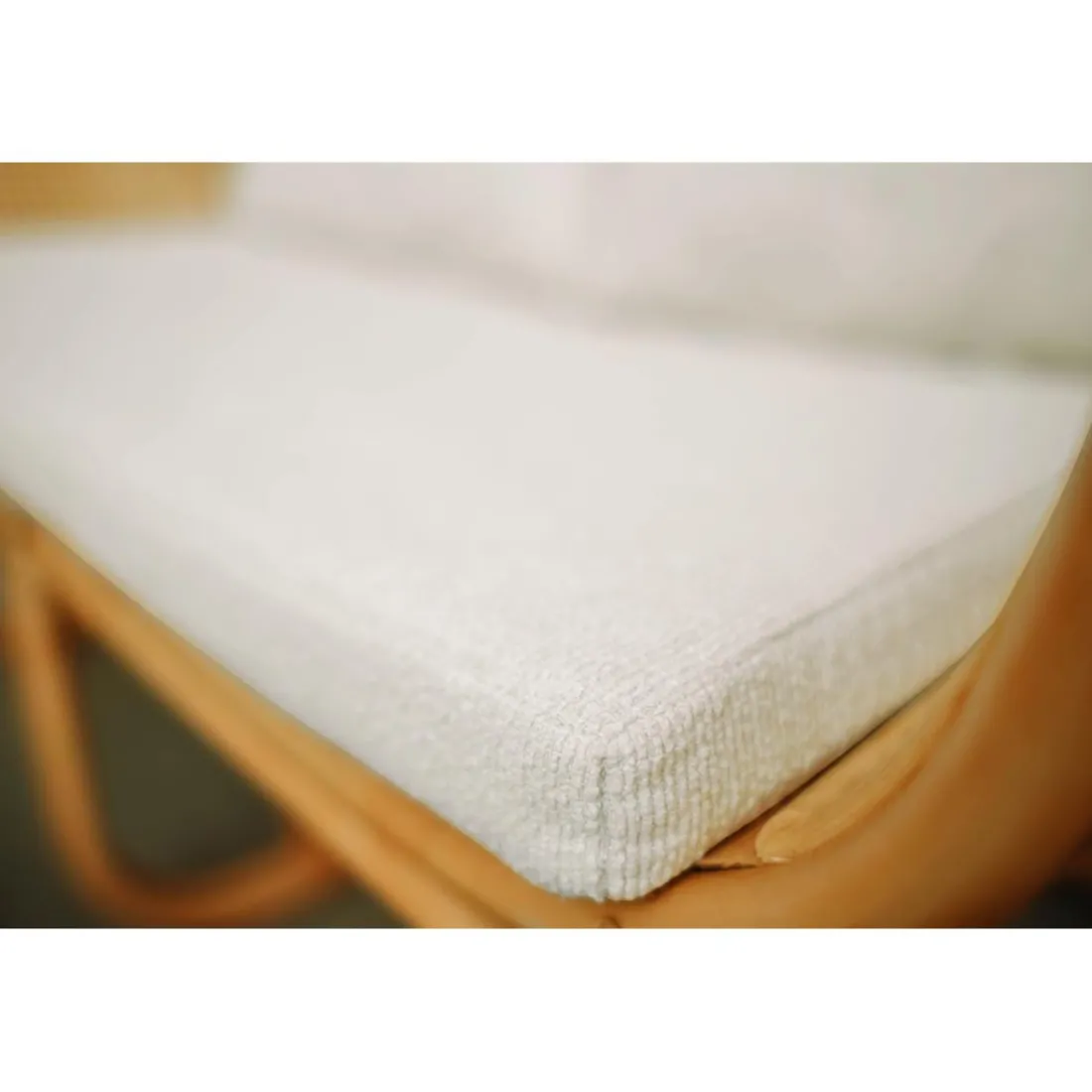 Le Fauteuil MOROTAI design scandinave épuré assise en rotin naturel et tissu etanche