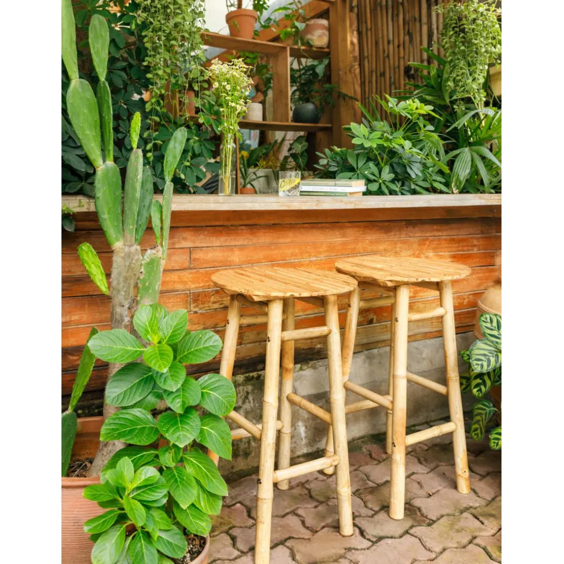 Le tabouret de bar SAMARINA son design scandinave élégant assise en bambou
