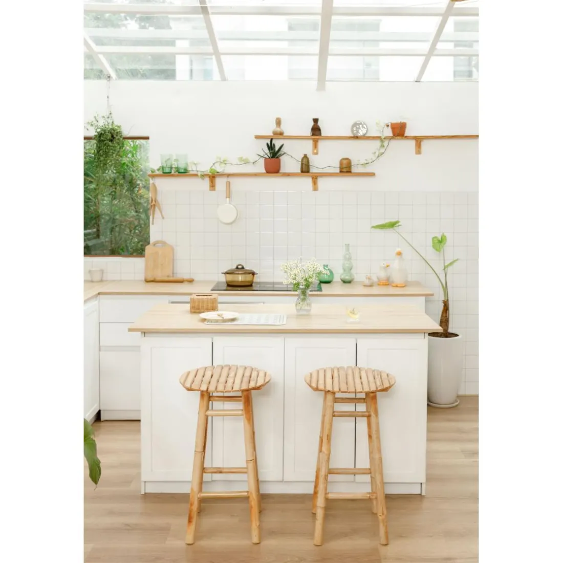 Le tabouret de bar SAMARINA son design scandinave élégant assise en bambou