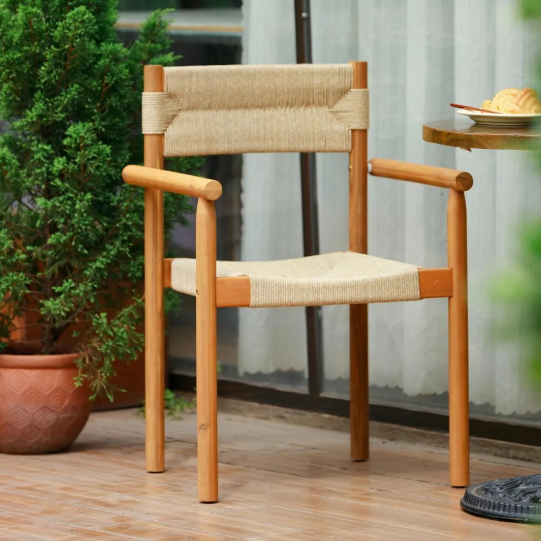 Les chaises OVALLE style scandinave Fabriquées en acacia massif et corde offrent un design intemporel