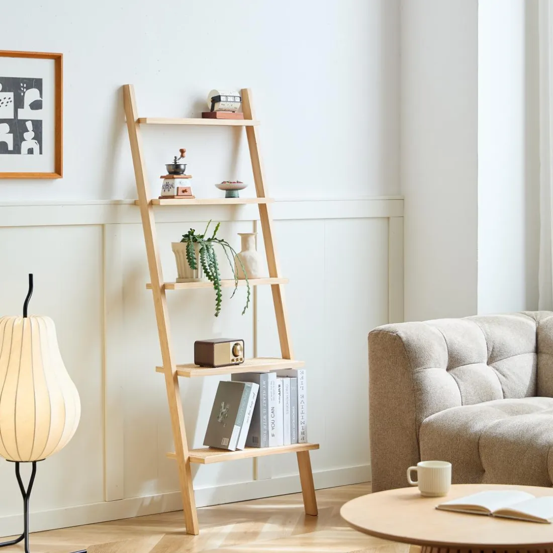 L'étagère murale échelle SMOGEN en bois massif naturel est un meuble au style scandinave fabriquée en pin de haute qualité