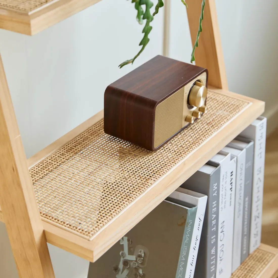 L'étagère murale échelle SMOGEN en bois massif naturel est un meuble au style scandinave fabriquée en pin de haute qualité