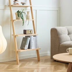 L'étagère murale échelle SMOGEN en bois massif naturel est un meuble au style scandinave fabriquée en pin de haute qualité