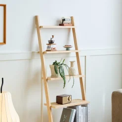 L'étagère murale échelle SMOGEN en bois massif naturel est un meuble au style scandinave fabriquée en pin de haute qualité