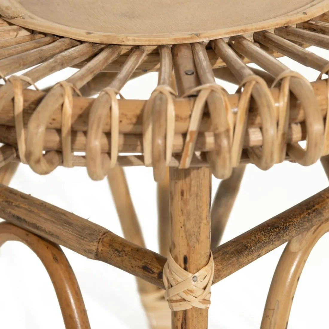 Petite table ronde en rotin cane